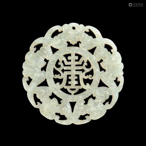 PENDENTIF EN JADE CÉLADON PÂLE, Chine, fin de la dynastie Qing (1644-1911)