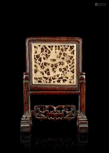 PETIT ÉCRAN DE TABLE EN JADE CÉLADON, Chine, dynastie Qing, fin du XIXe siècle