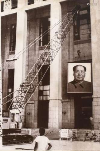 Portrait of Mao Zedong being taken down from a gov…