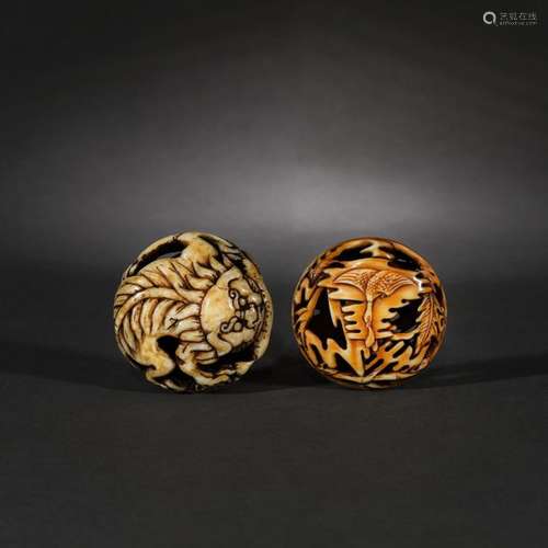 Two ivory manj_ netsuke, lion and a crane, Meiji E…