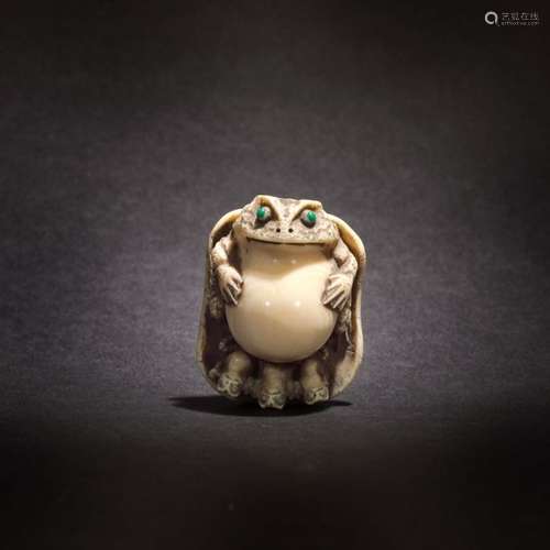 Ivory netsuke of a frog and its tadpoles on a leaf…