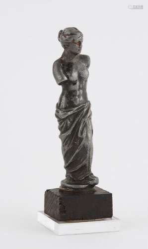 Statuette en argent représentant Vénus. Haut. : 7,…