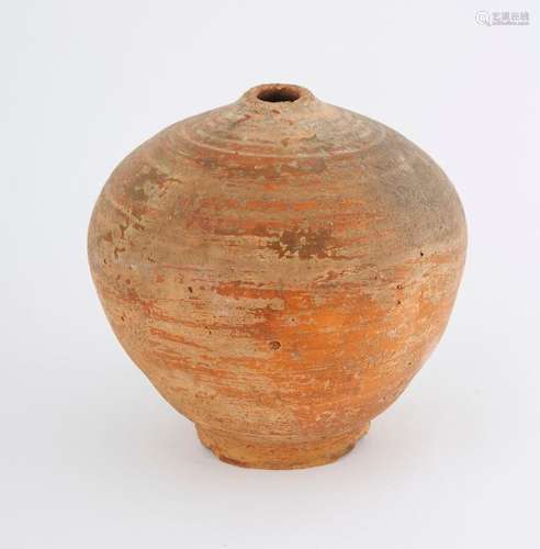 Vase de forme boule en terre cuite. Haut. : 13 cm.…