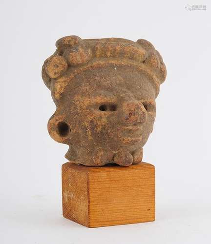 Tête de statuette en terre cuite. Haut. : 5,8 cm. …