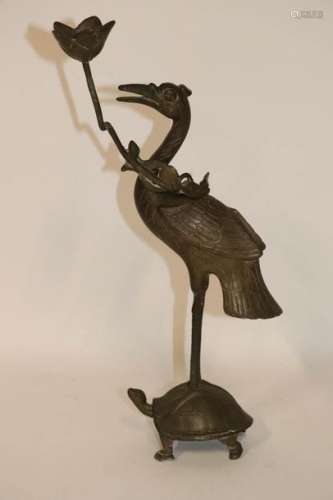 Sujet en bronze représentant un échassier debout s…