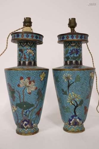 Paire de vases (montés en lampe) de forme balustre…