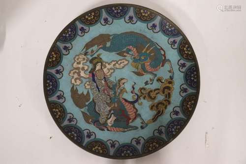 Plat rond en émaux cloisonnés à décor polychrome d…