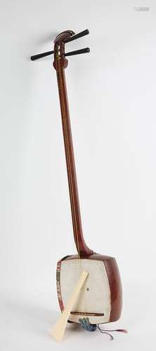 Shamisen en peau de chat et acajou. Long. : 94 cm.