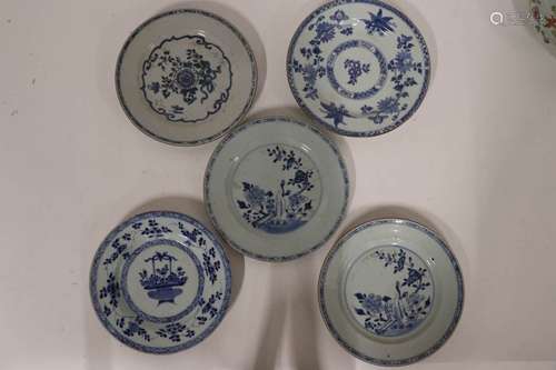 Chine. Cinq assiettes rondes en porcelaine à décor…