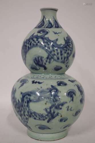 Chine. Vase à deux bulbes en porcelaine à décor de…