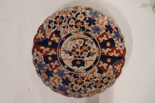 IMARI. Japon. Plat rond à bord polylobé en porcela…