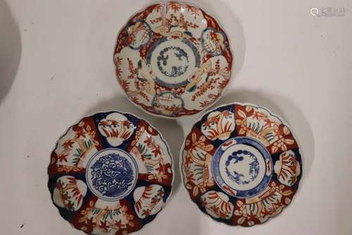 IMARI JAPON. Trois assiettes rondes à bord polylob…