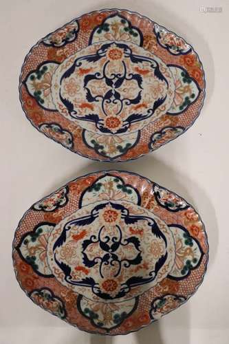 IMARI JAPON. Paire de plats de forme ovalisée à bo…