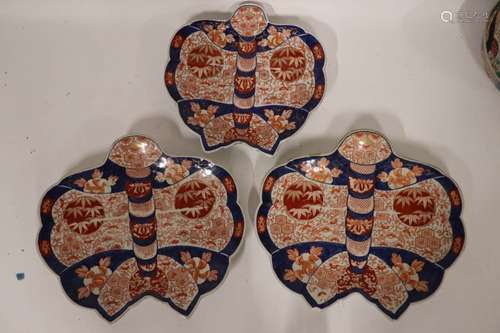 IMARI JAPON. Trois plats en forme de papillon en p…