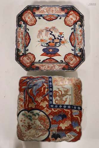 IMARI JAPON. Deux plats carrés à bord mouvementé e…