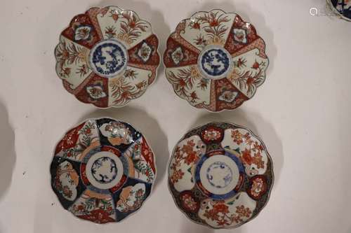 IMARI JAPON. Quatre assiettes rondes à bord polylo…