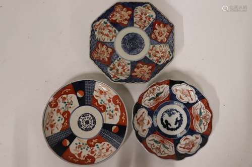 IMARI JAPON. Trois assiettes ( deux rondes, une oc…