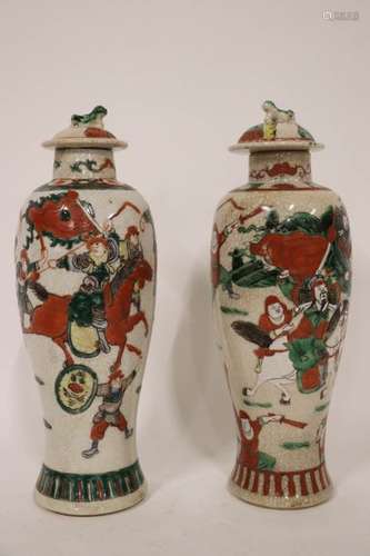 NANKIN. Deux vases couverts de forme balustre à fo…