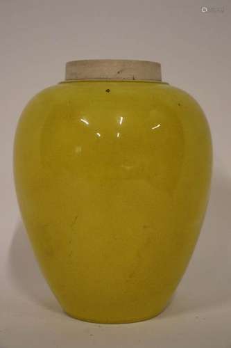 Vase en céramique jaune. Haut. : 18 cm.