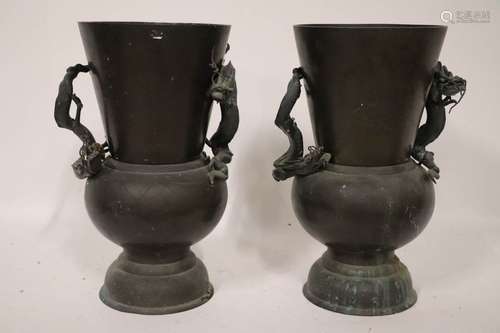 Paire de vases de forme balustre reposant sur un p…