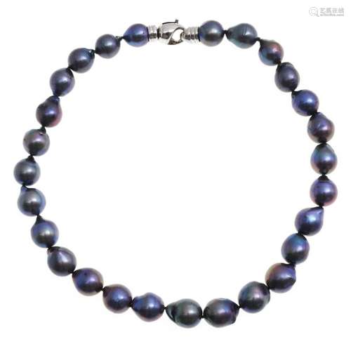 A Beautiful Tahitian Pearl Necklace on 14KG Clasp