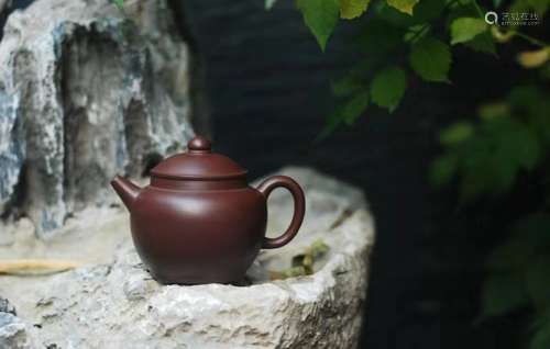 A CHINESE PURPLE CLAY TEAPOT OF 紫砂壶“大名物”