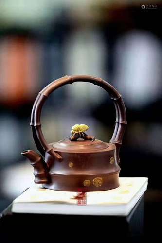 A CHINESE PURPLE CLAY TEAPOT OF 紫砂壶“一鸣惊人”