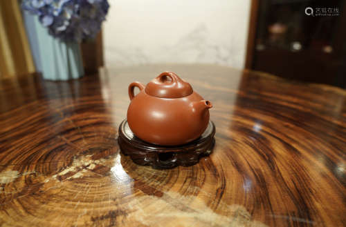 A CHINESE PURPLE CLAY TEAPOT OF 紫砂壶“笃悠悠”