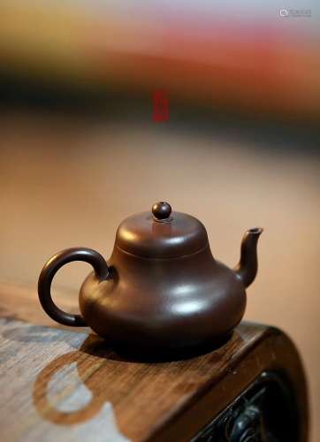 A CHINESE PURPLE CLAY TEAPOT OF 紫砂壶“君德”