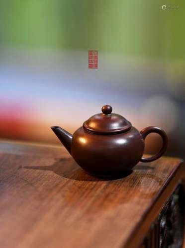 A CHINESE PURPLE CLAY TEAPOT OF 紫砂壶“水平壶”