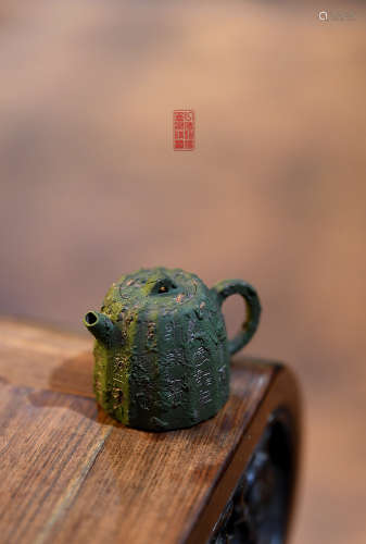 A CHINESE PURPLE CLAY TEAPOT OF 紫砂壶“如琢”