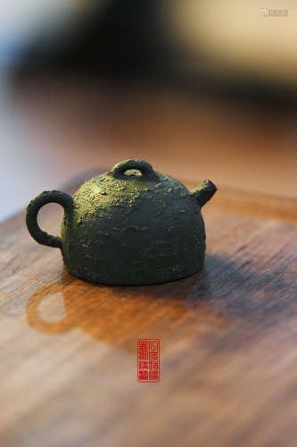 A CHINESE PURPLE CLAY TEAPOT OF 紫砂壶“如磨”
