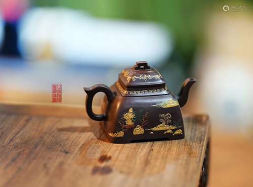 A CHINESE PURPLE CLAY TEAPOT OF 紫砂壶“山水方壶”