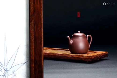 A CHINESE PURPLE CLAY TEAPOT OF 紫砂壶“且停停”