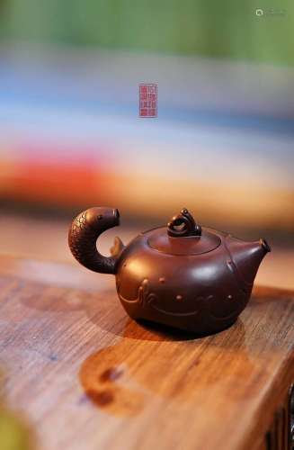 A CHINESE PURPLE CLAY TEAPOT OF 紫砂壶“鱼跃龙门”