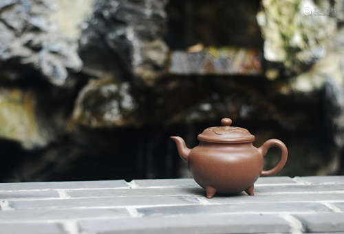 A CHINESE PURPLE CLAY TEAPOT OF 紫砂壶“大彬如意”