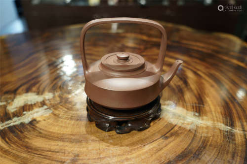 A CHINESE PURPLE CLAY TEAPOT OF 紫砂壶“景舟提壁”