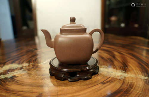 A CHINESE PURPLE CLAY TEAPOT OF 紫砂壶“鸣远四方”