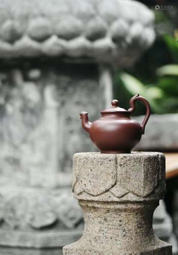 A CHINESE PURPLE CLAY TEAPOT OF 紫砂壶“龙凤樽”