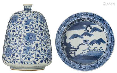 A Chinese blue and white Ming style flask with scrolling leaves, flowers and mythical animals; added: a ditto charger with a bird and pines, H 8,5 - 23 - ø 37 cm