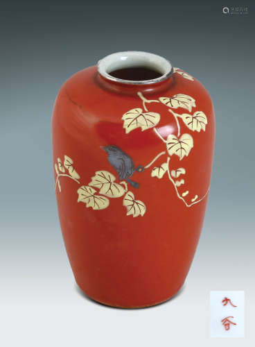 十九世紀  日本·九谷珊瑚紅花鳥紋小瓶