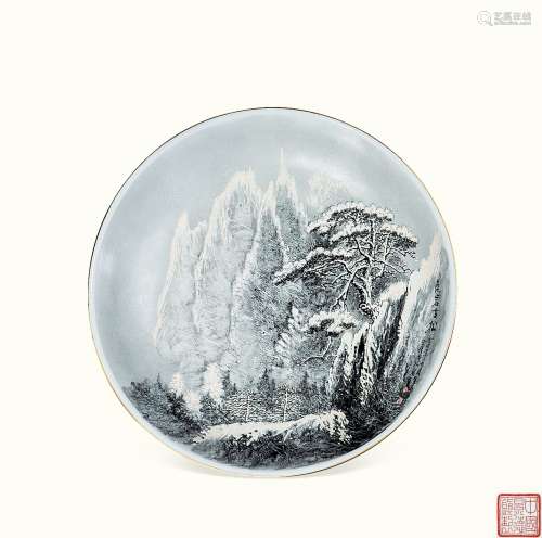 沈盛生 1989年（己巳年） 危岩古松·粉彩雪景瓷盘