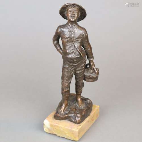 Bronzefigur Fischer mit Korb - Bronze, dunkelbraun…