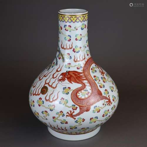 A Famille-Rose Biqi Vase - China, Qing dynasty, Gu…