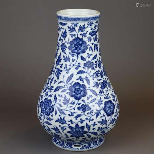 A Blue and White Vase - China, Qing dynasty, under…