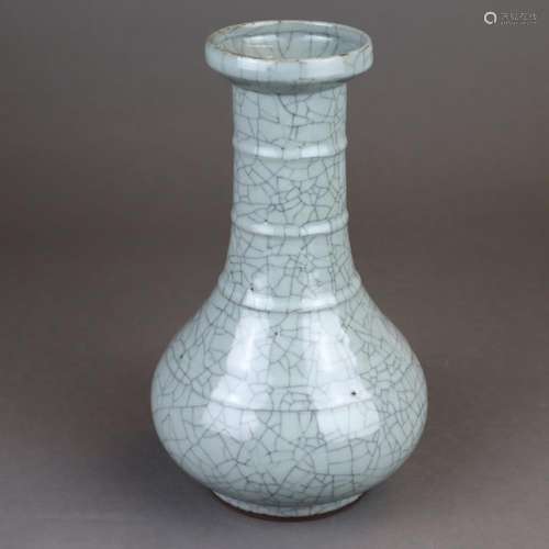 A Ge-Type Glaze Mallet-Form Vase - China, Qing dyn…