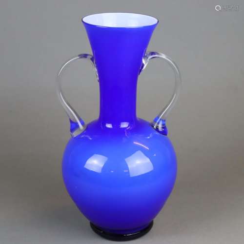 Doppelhenkelvase- China, blaues Glas mit milchig o…