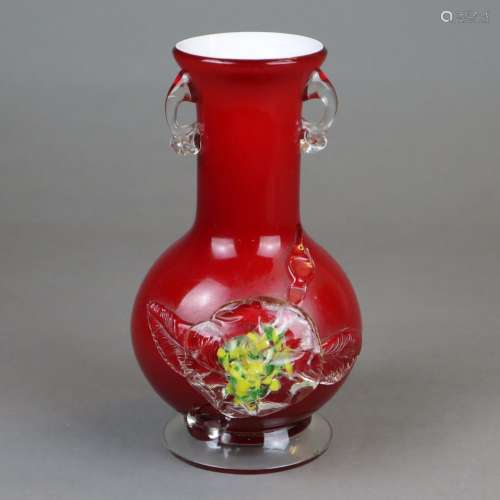 Glasvase - China, rotes Glas mit milchig opakem Un…