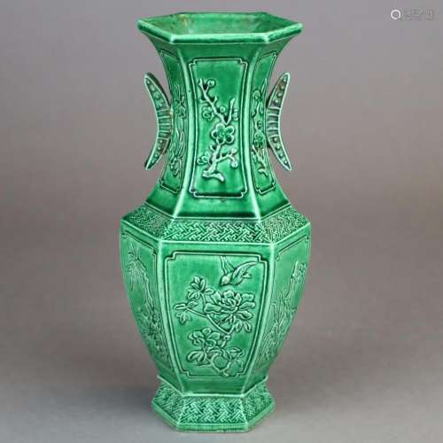 A Green-Glazed Halberd-Handles Vase - China, Qing …