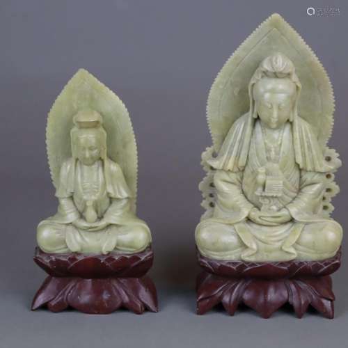 Zwei Guanyin-Figuren - China 20.Jh., aus zweifarbi…